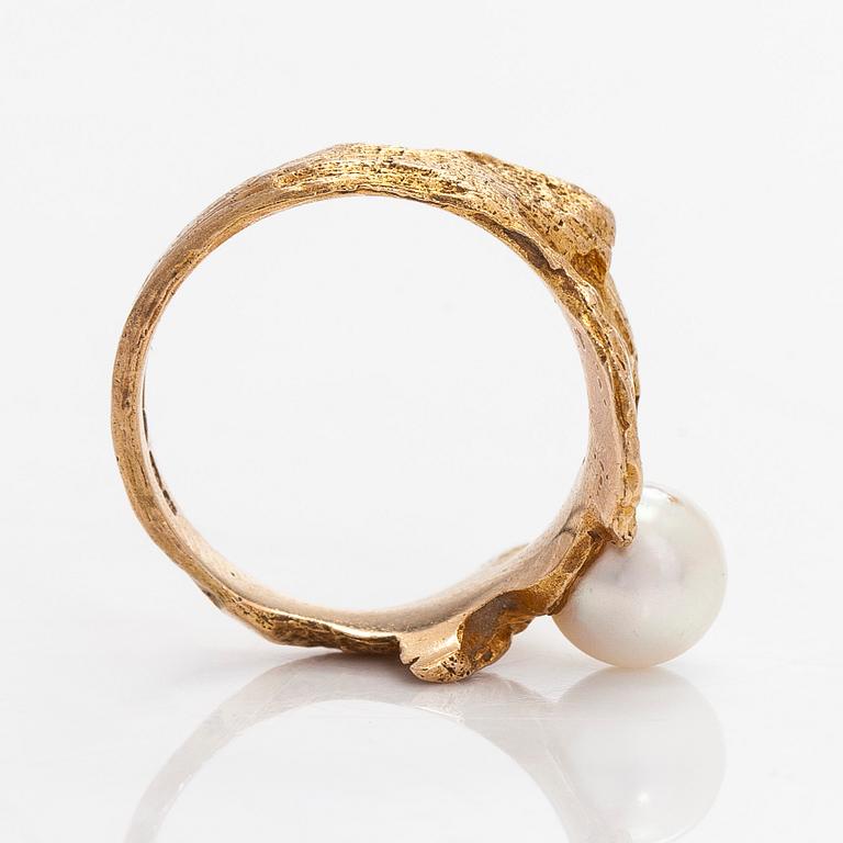 Björn Weckström, sormus, 14K kultaa ja viljelty helmi. Lapponia 1969.