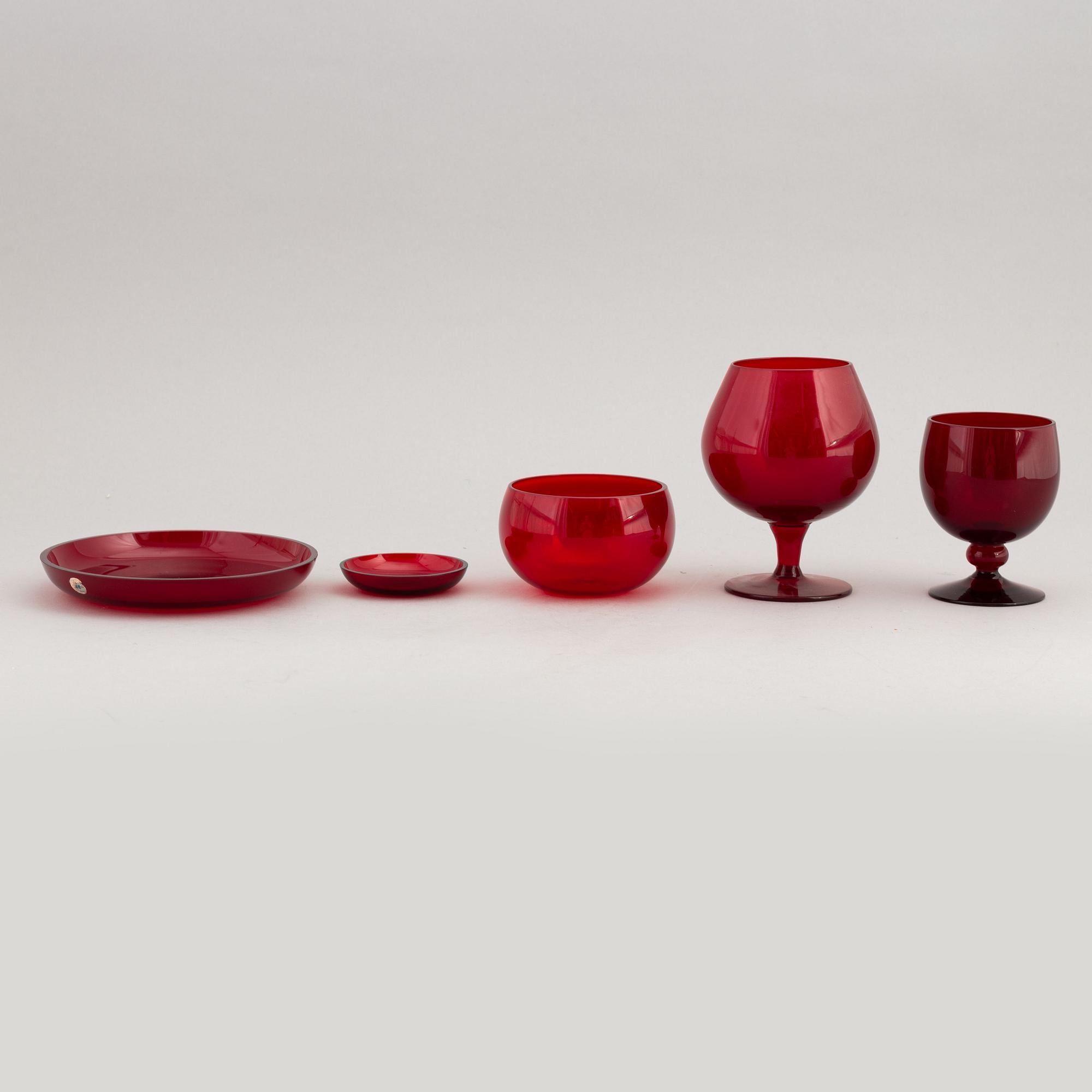 Monica Bratt och Björn Trädgård, 24 servisdelar, rött glas. Rejmyre, 1900-tal.