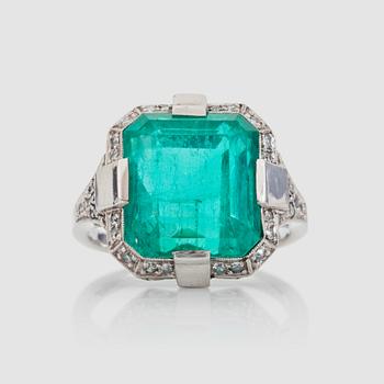 1177. A circa 10.00 ct Columbian emerald ring.