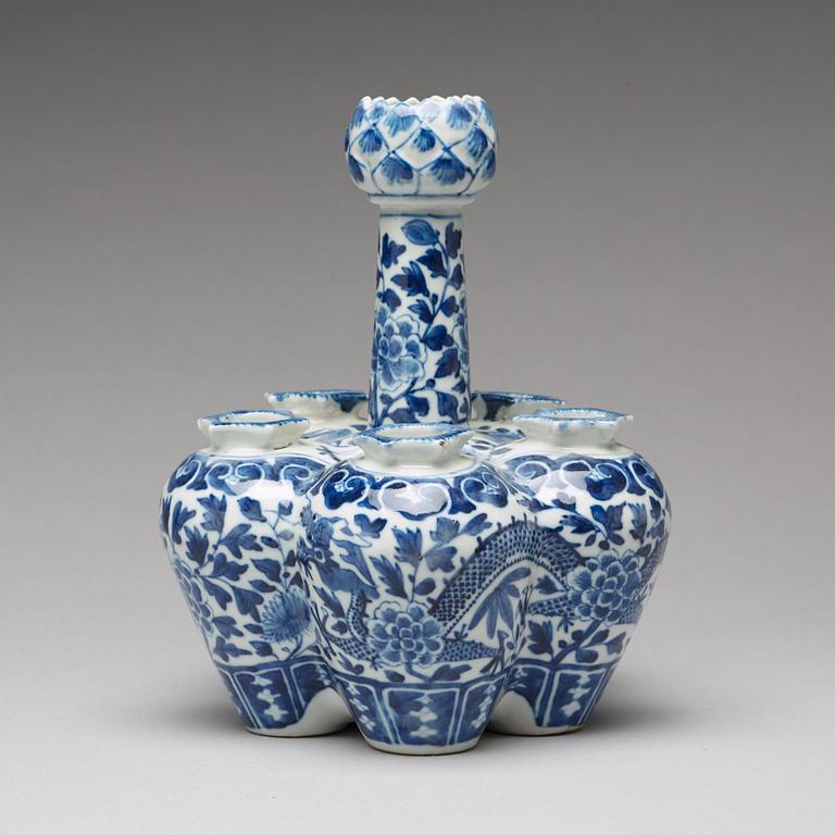 A blue and white tulip vase, Qing dynasty, 19th Century.