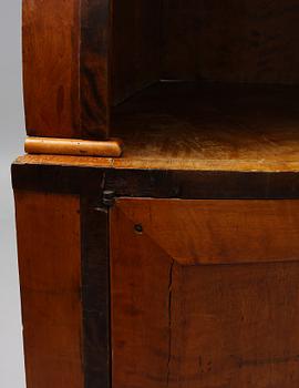 HÖRNSKÅP, 1800-talets andra hälft.