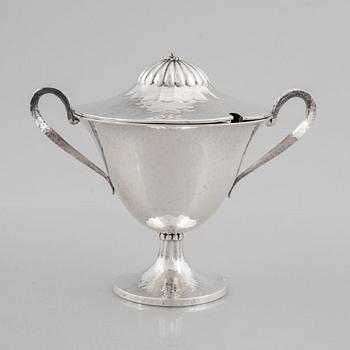 A silver sugar bowl with lid, Swedish import mark Sam Pettersson, Linköping 1923.