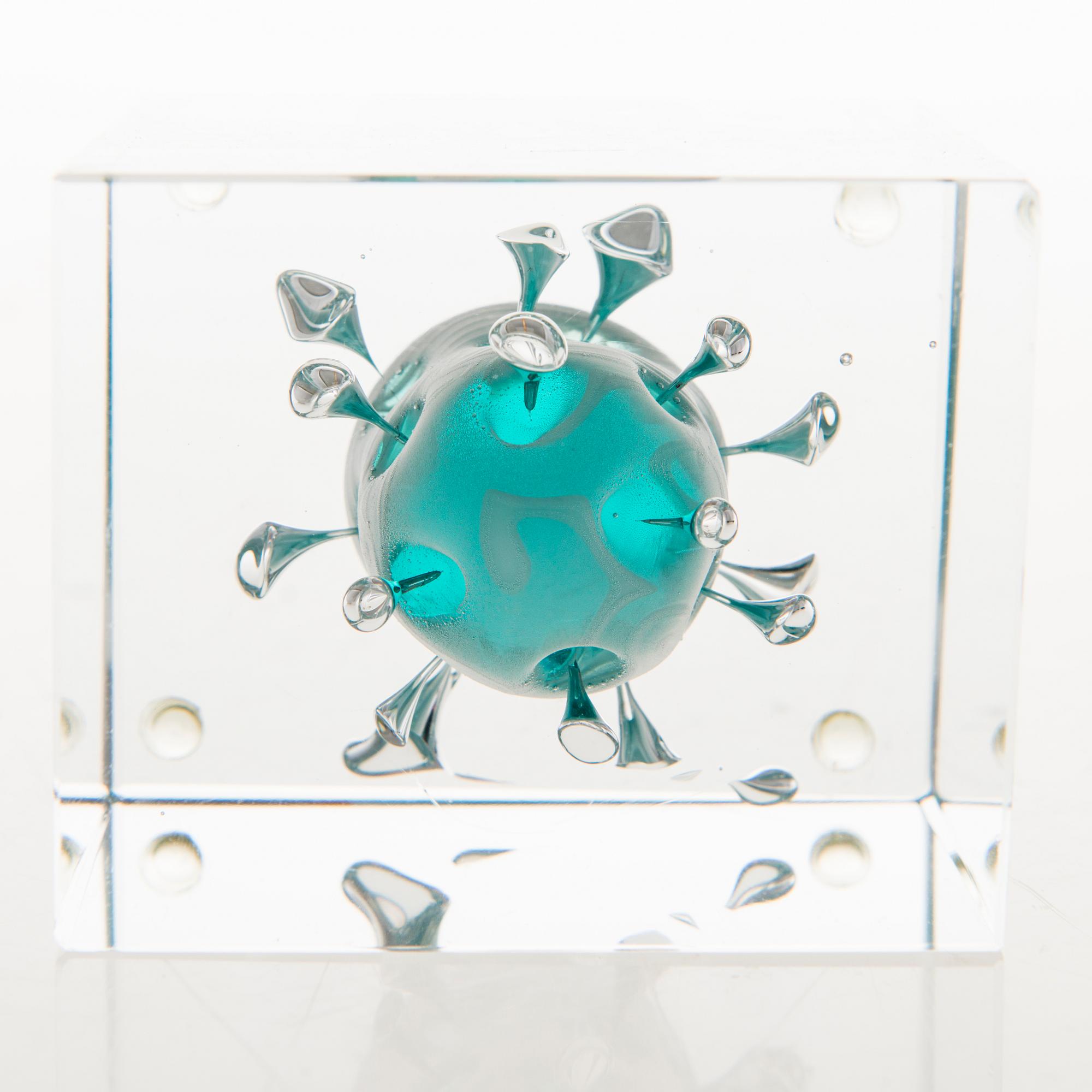 OIVA TOIKKA, AN ANNUAL CUBE, glass, signed Oiva Toikka Nuutajärvi marked 117.