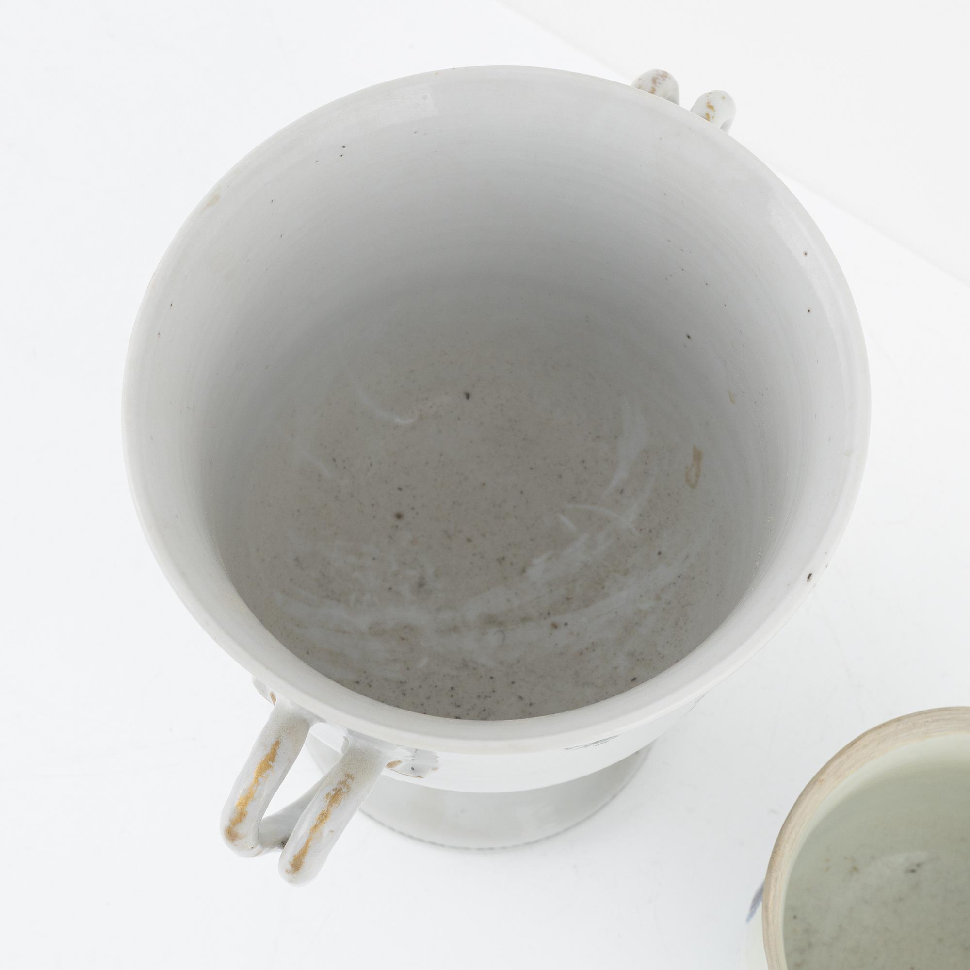 Skål på fot samt skål, Kina, Qingdynasti, omkring år 1800.