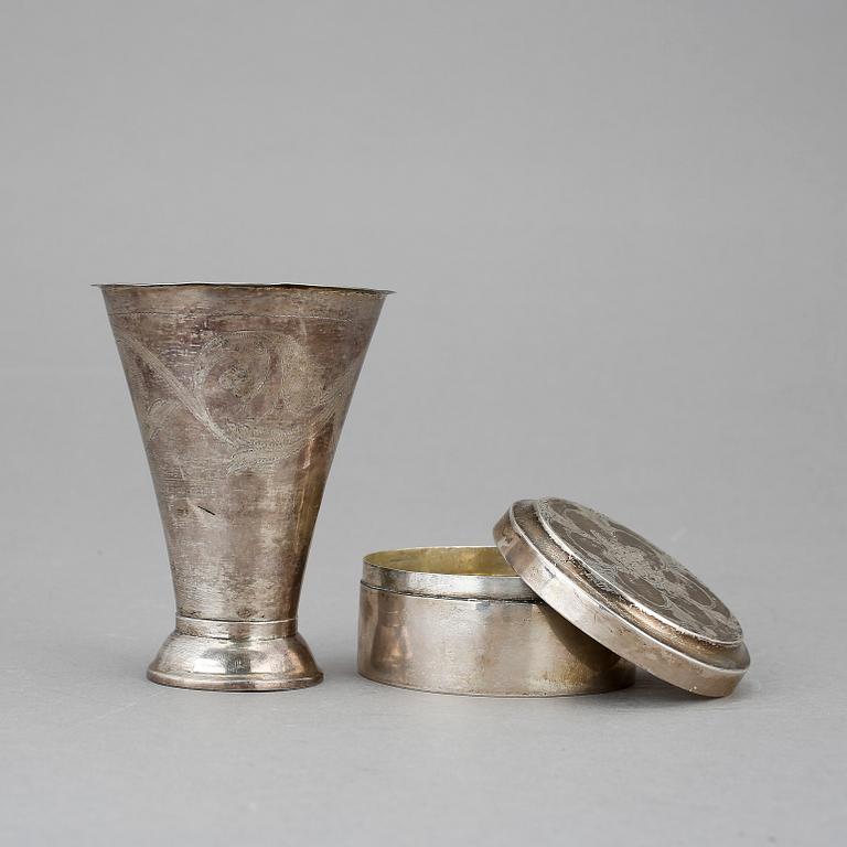 BÄGARE samt LOCKASK, Silver, 1800-tal. Tot vikt ca 101 g.
