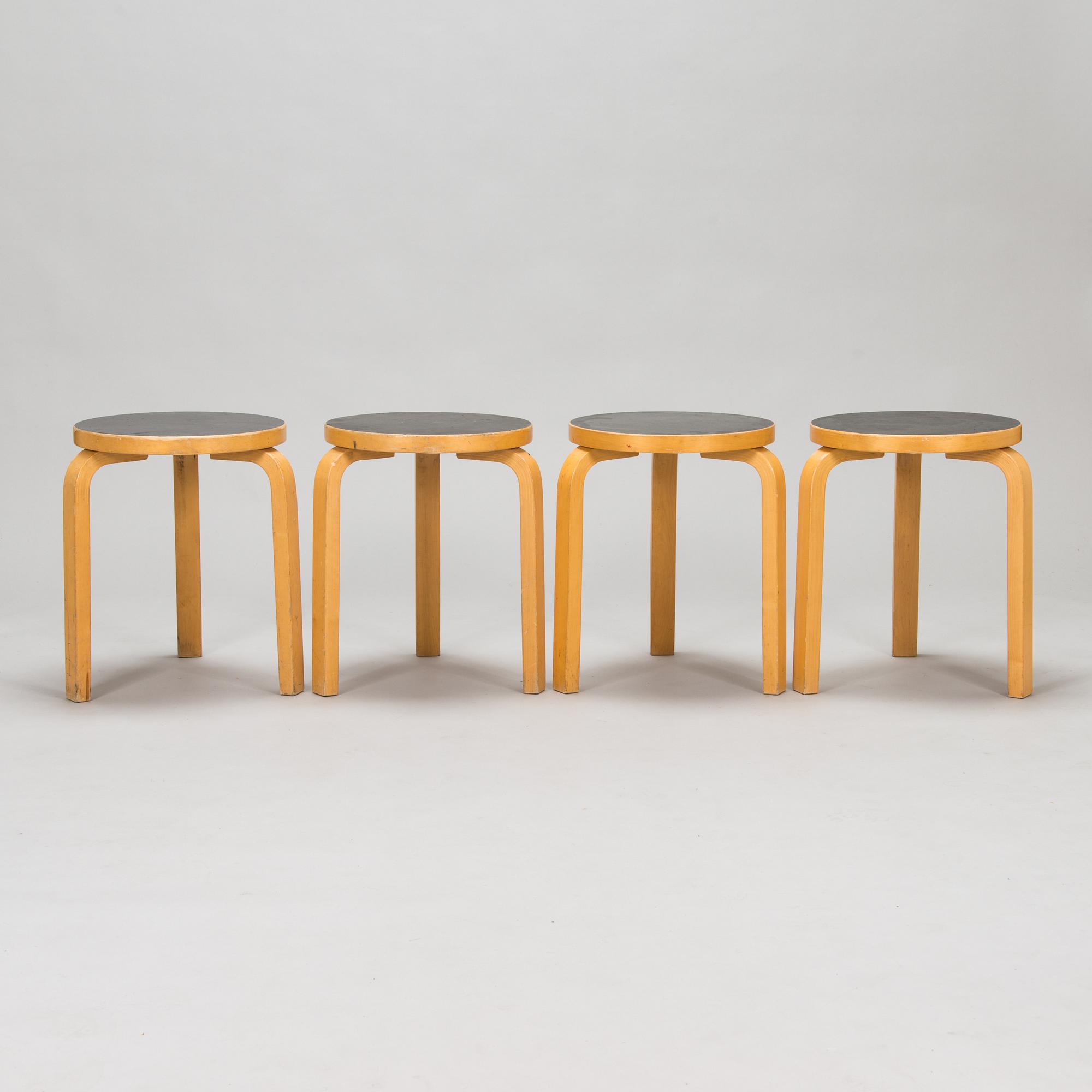 Alvar Aalto, klaffbord "DL82" och pallar, 4 st "60", för O.Y. Huonekalu-ja Rakennustyötehdas A.B 1900-talets mitt.