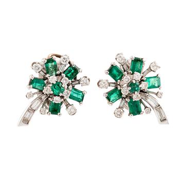 605. White gold, emerald and round brilliant- and baguette cut diamond ear clips.