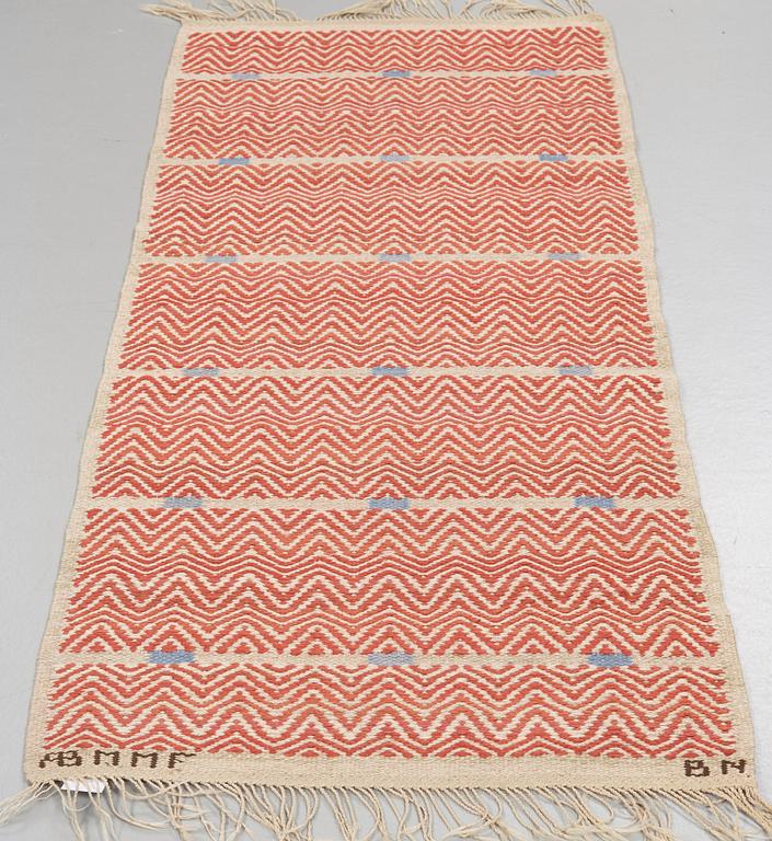 Barbro Nilsson, CARPET. "Rosengång, röd". Flat weave. 181,5 x 81,5 cm. Signed AB MMF BN.