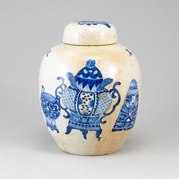 A large blue and white jar with cover, Qing dynasty, late 19th/early 20th century.