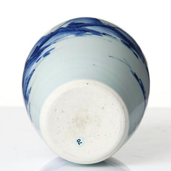 A blue and white 'landscape' vase, Transition, 17th century.