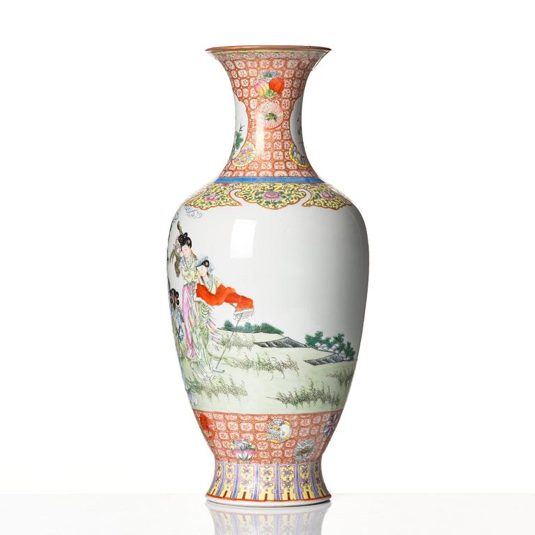 A Chinese Republic famille rose Vase, 20th century.