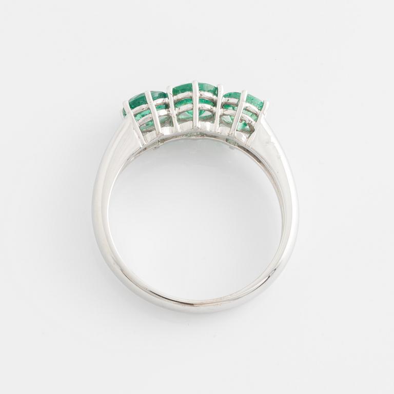 Ring in white gold with three emeralds.