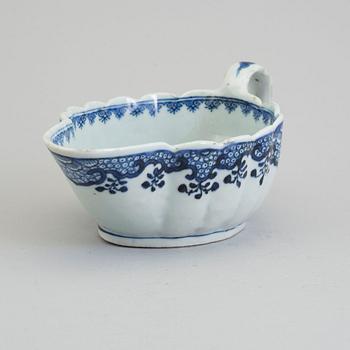 A blue and white export porcelain saucer, Qing dynasty, Qianlong (1736-95).