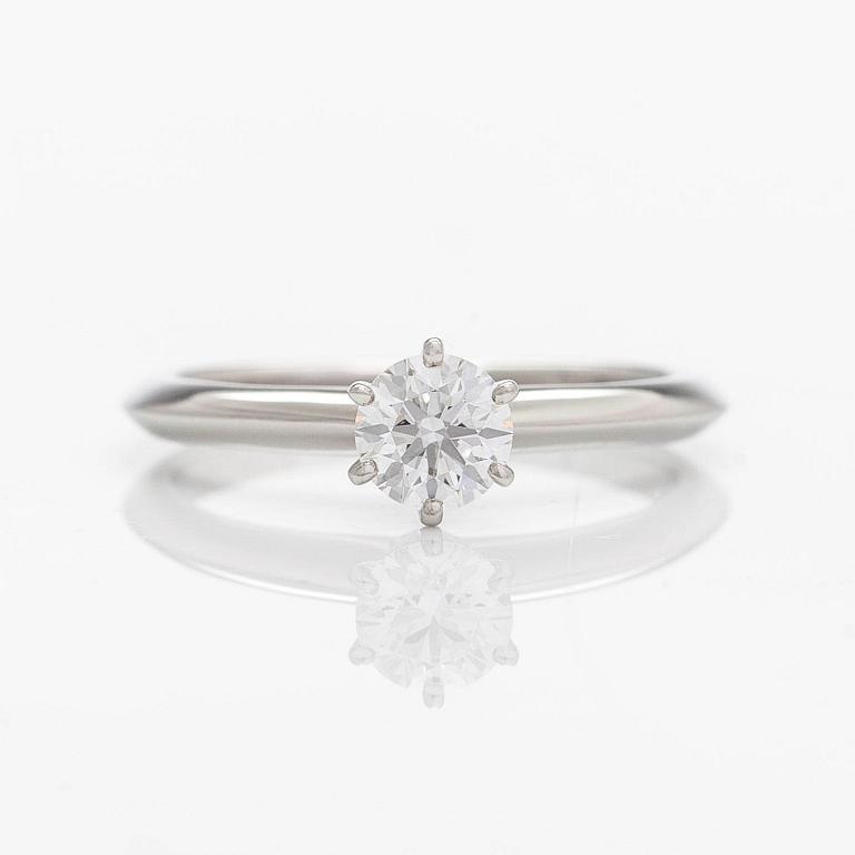 Tiffany & Co, a platinum ring with a brilliant-cut diamond 0.48 ct. With certificate.