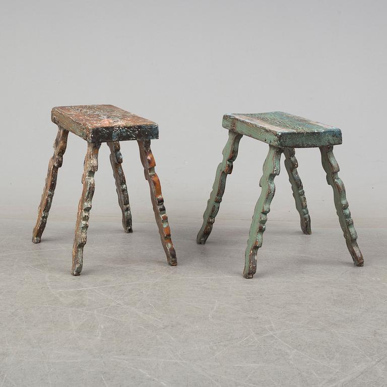 PALLAR, två stycken, allmoge, furu, 1800-tal.