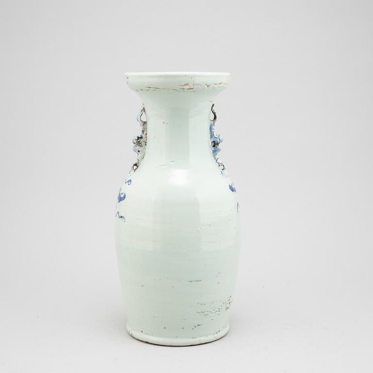 A Chinese porcelain vase, Qing dynasty, 19th century.