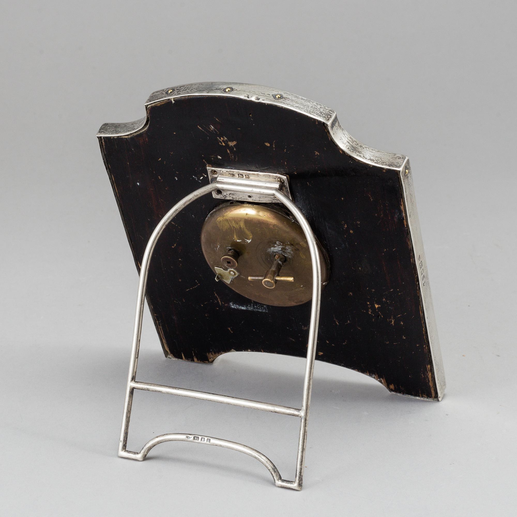 CHARLES & RICHARD COMYNS, a silver table clock from London, England, 1903.