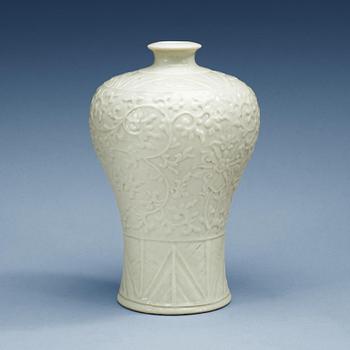 1506. A white glazed vase, Qing dynasty with Qianlong seal mark.