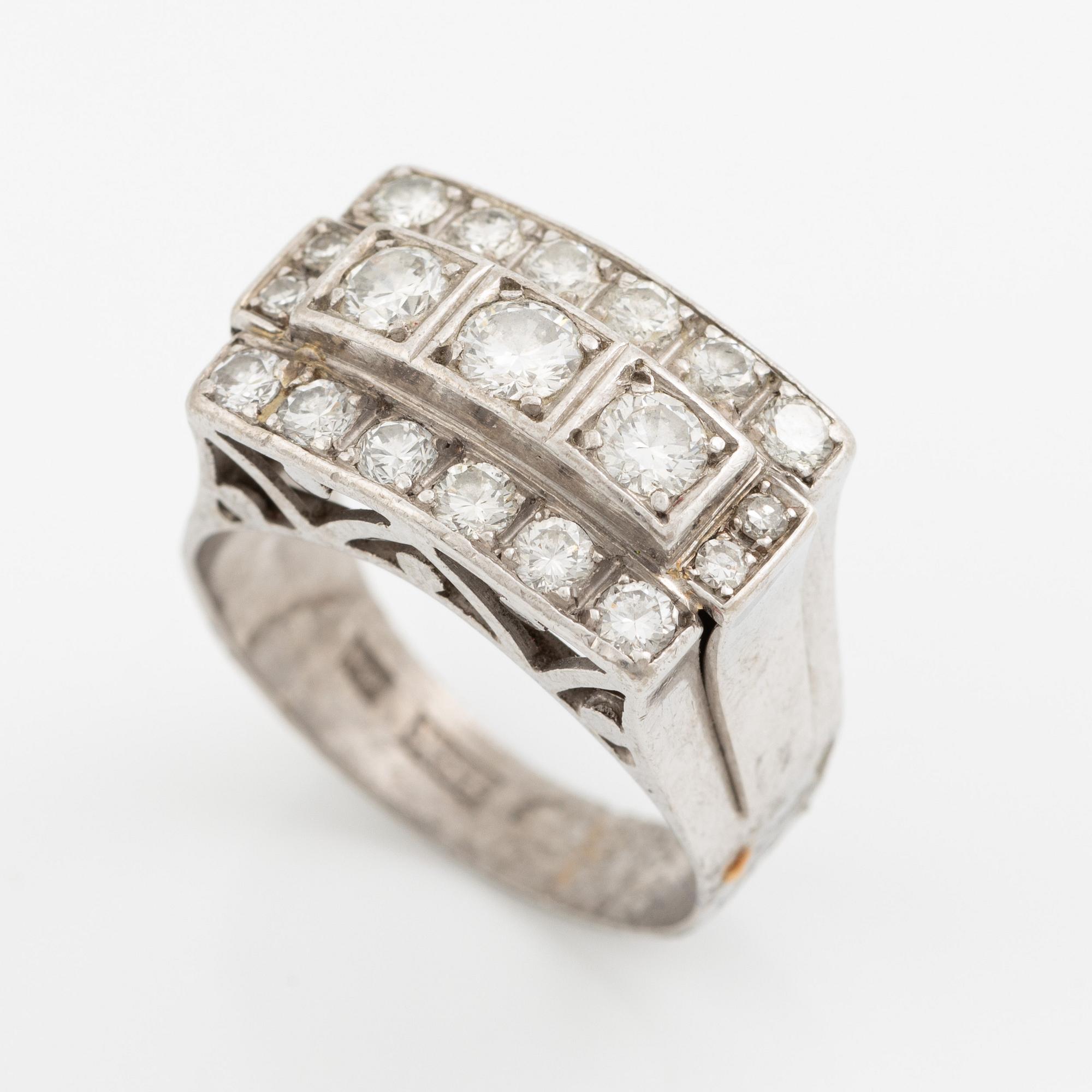 Ring 18K vitguld och tre rader med briljantslipade diamanter, 1950-tal.