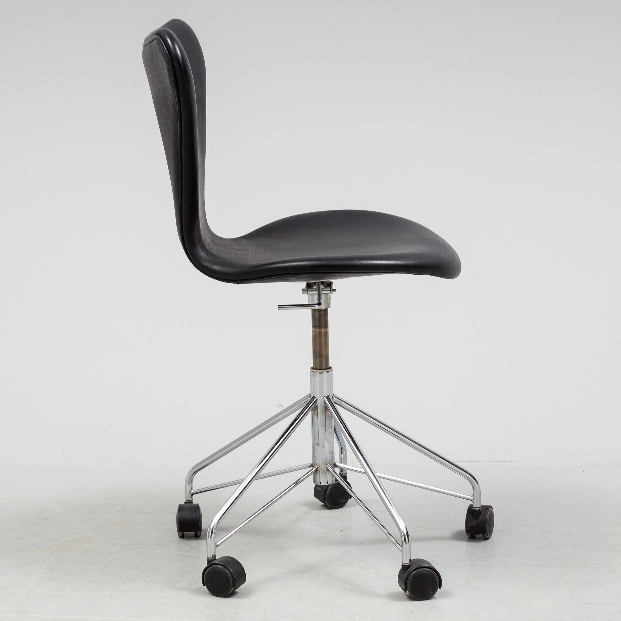 ARNE JACOBSEN, "Sjuan". Modell 3117.  Fritz Hansen, Danmark. 1900-talets andra hälft.