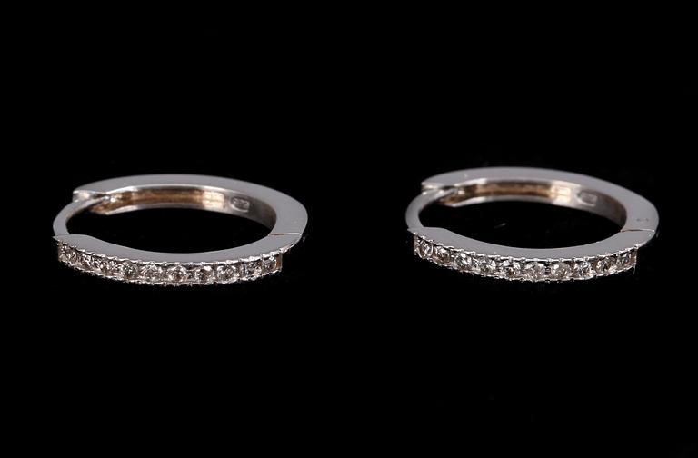 ÖRHÄNGEN, ett par, 14k vitguld med diamanter tot 0,20ct. Vikt ca 2,2 gram.