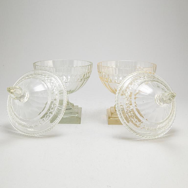 A pair of cut glass vases with covers, England/Ireland, circa 1800.