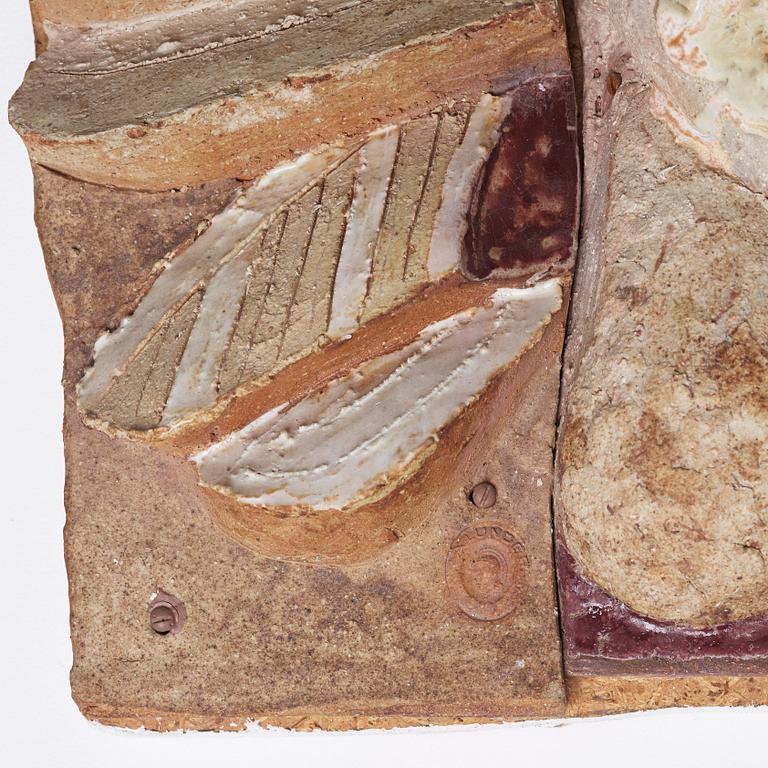 Tyra Lundgren, relief "Vilande påfågelduva", egen ateljé ca 1960.