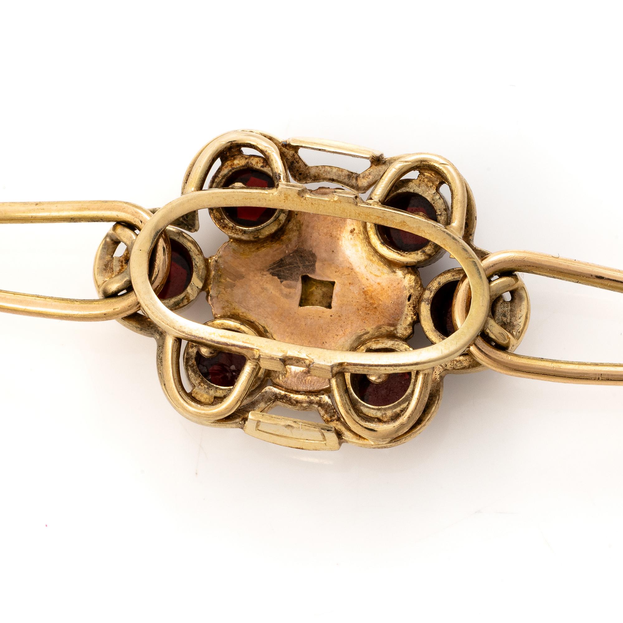 Gustaf Dahlgren & Co, Malmö, 1961. Bracelet in 18K gold with a centrepiece in 14K gold and garnets.