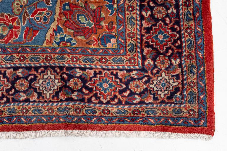 A Viss carpet, approx. 304 x 228 cm.