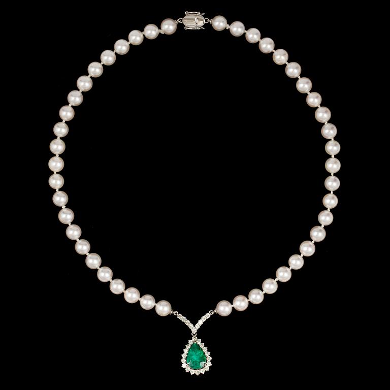 COLLIER, droppformad smaragd, ca 4.75 ct, briljantslipade diamanter, tot. ca 2 ct, samt odlade saltvattenspärlor, 8-8,5.