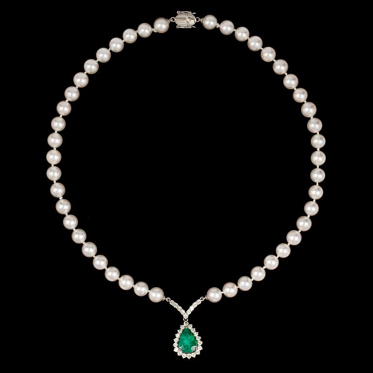 An emerald, app. 4.75 cts, brilliant cut diamond, tot. app. 2 cts and cultured pearl necklace.