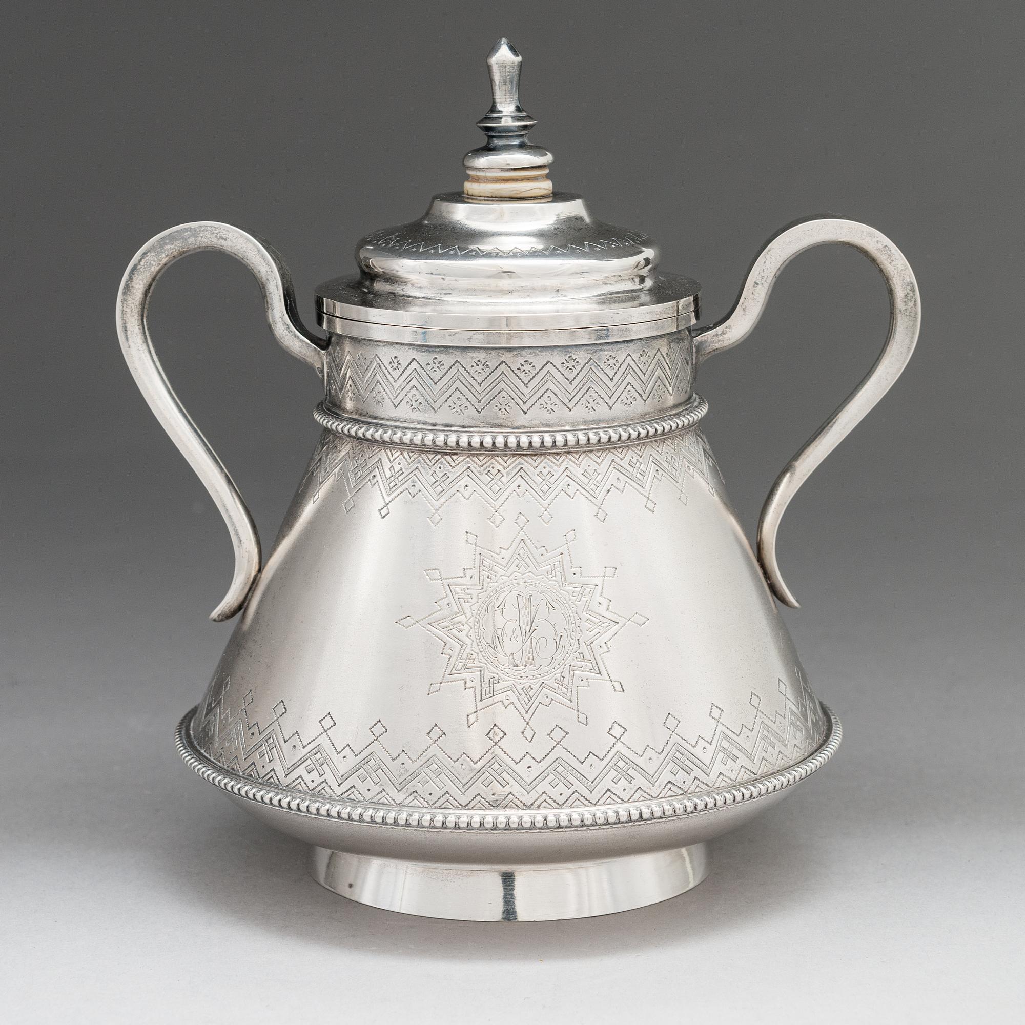 A Russian silver sugar bowl, maker's mark of Stefan Wäkevä, Saint Petersburg 1888.