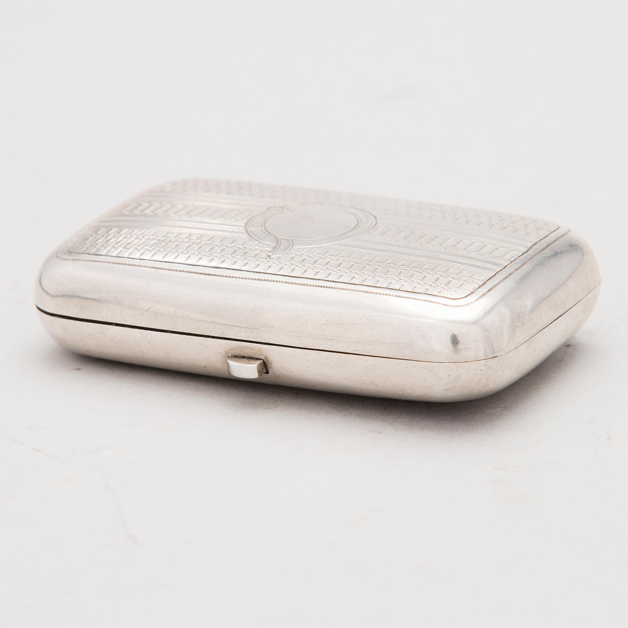 A Russian silver cigarette case, mark of OE, assay master Vasily Aleksandrovich Petrov, Moscow (1883-1893).