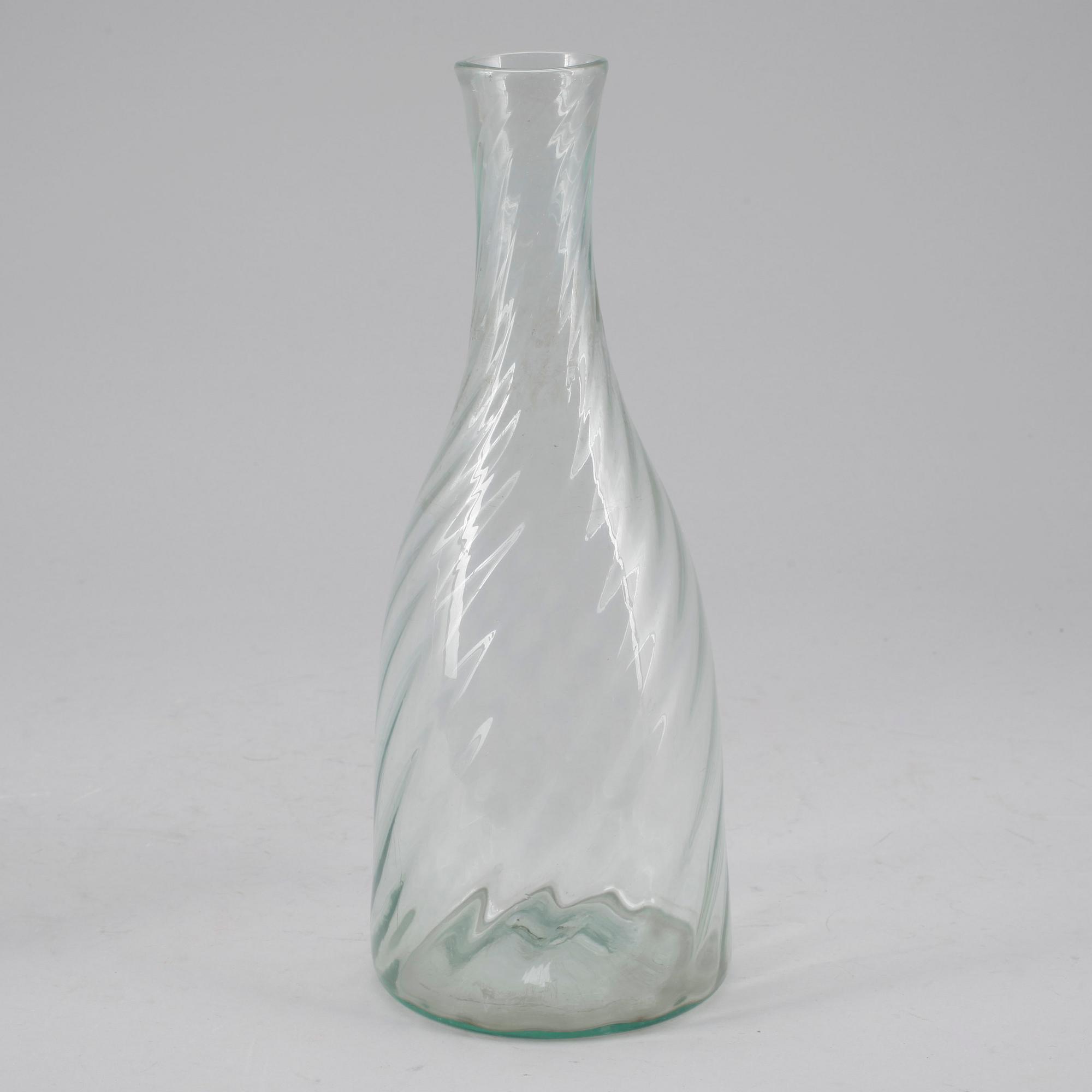 VATTENKARAFFER, glas, 2 st. 1800-talets andra hälft.