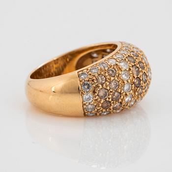A Cartier "Sauvage" ring in 18K gold set with white and brown round brilliant-cut diamonds.