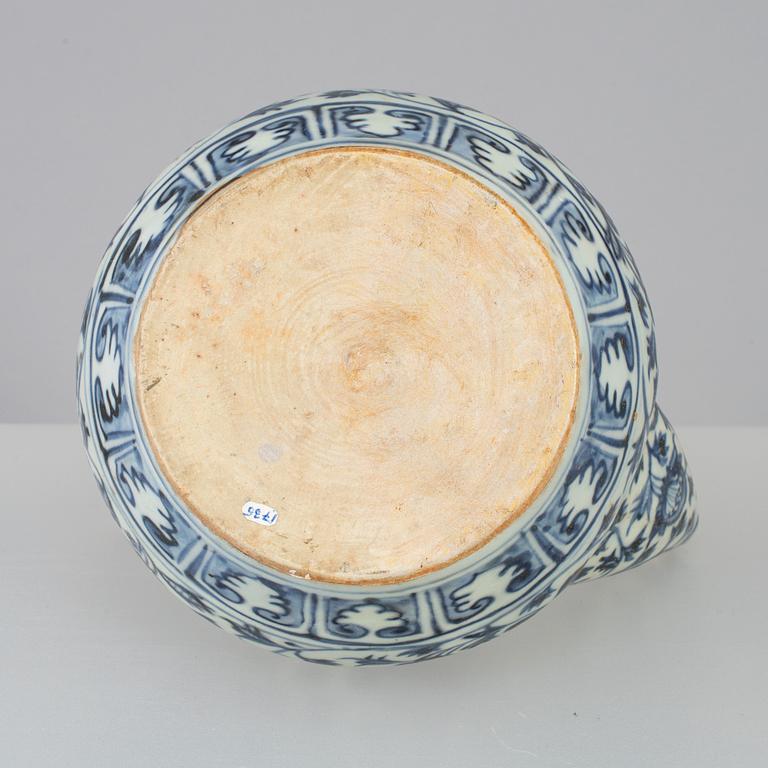 A blue and white kendi, South east asia, 19th century.