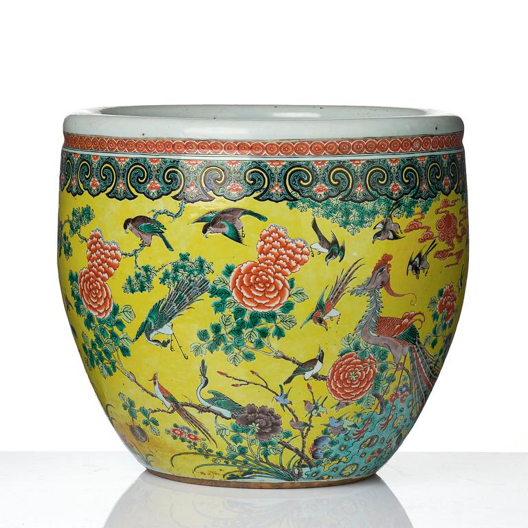 A large yellow ground '100 birds' fish basin, Qing dynasty, 19th century.