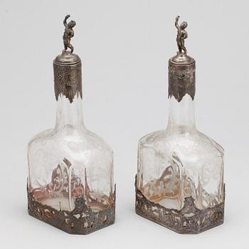 KARAFFER, ett par, låghaltigt silver och glas, Tyskland, omkring 1900.