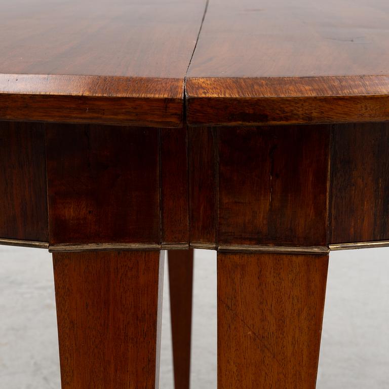 A dining table, 19th century.