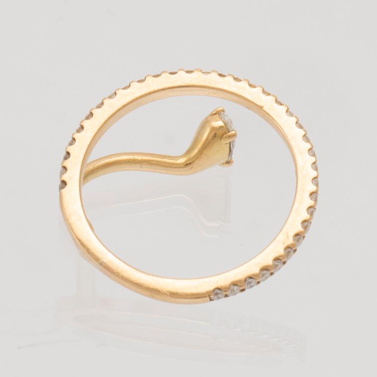 LWL Jewelry ring 18K guld med en ovalt slipad samt runda briljantslipade diamanter.