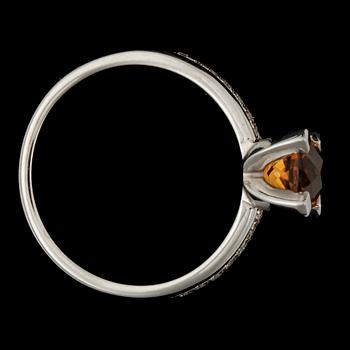 RING, 14k vitguld med citrin ca 0,84 ct samt briljantslipade diamanter tot ca 0,14 ct. Vikt ca 3,74 gram.