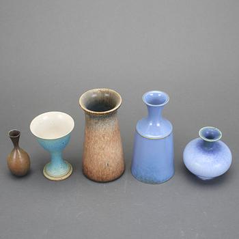VASER 4 st OCH POKAL 1 st, stengods. Sven Wejsfelt, Gustavsberg studio, 1980-tal. Två unika.