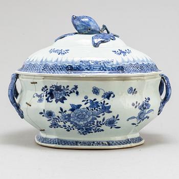 A large blue and white export porcelain tureen with cover, Qing dynasty, Qianlong (1736-95).