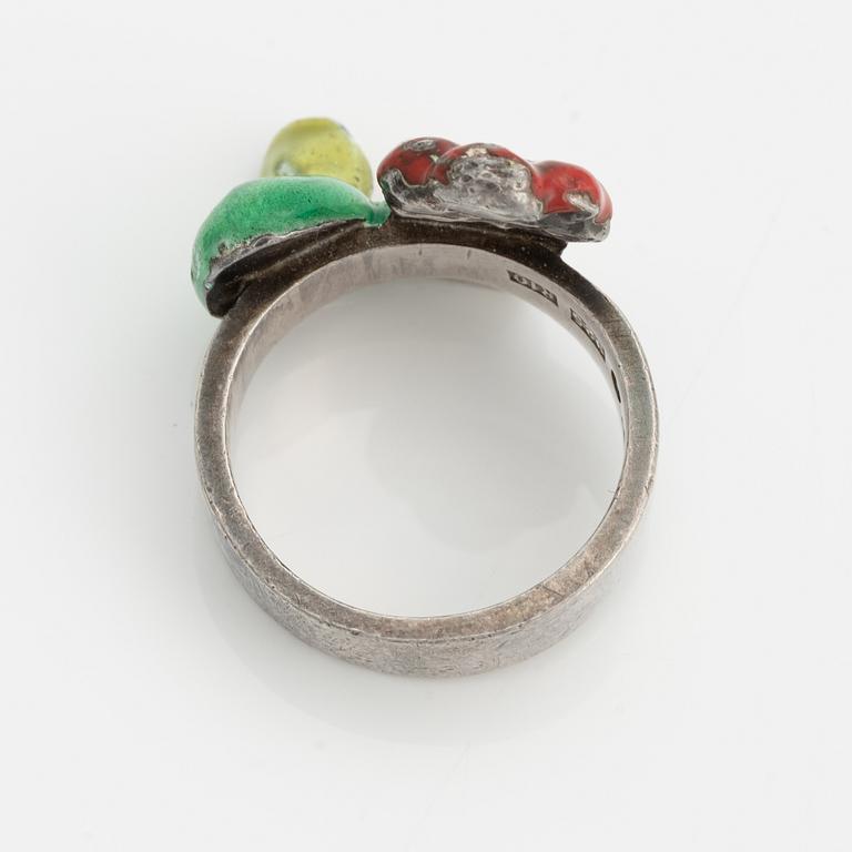 Ernst Billgren, ring, sterlingsilver och emalj ,"Riddaren och anden", Sebastian Schildt, Stockholm 1991.