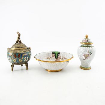 En samling med vaser och skålar samt rökelsekar cloisonné-arbeten Kina 1900-tal.