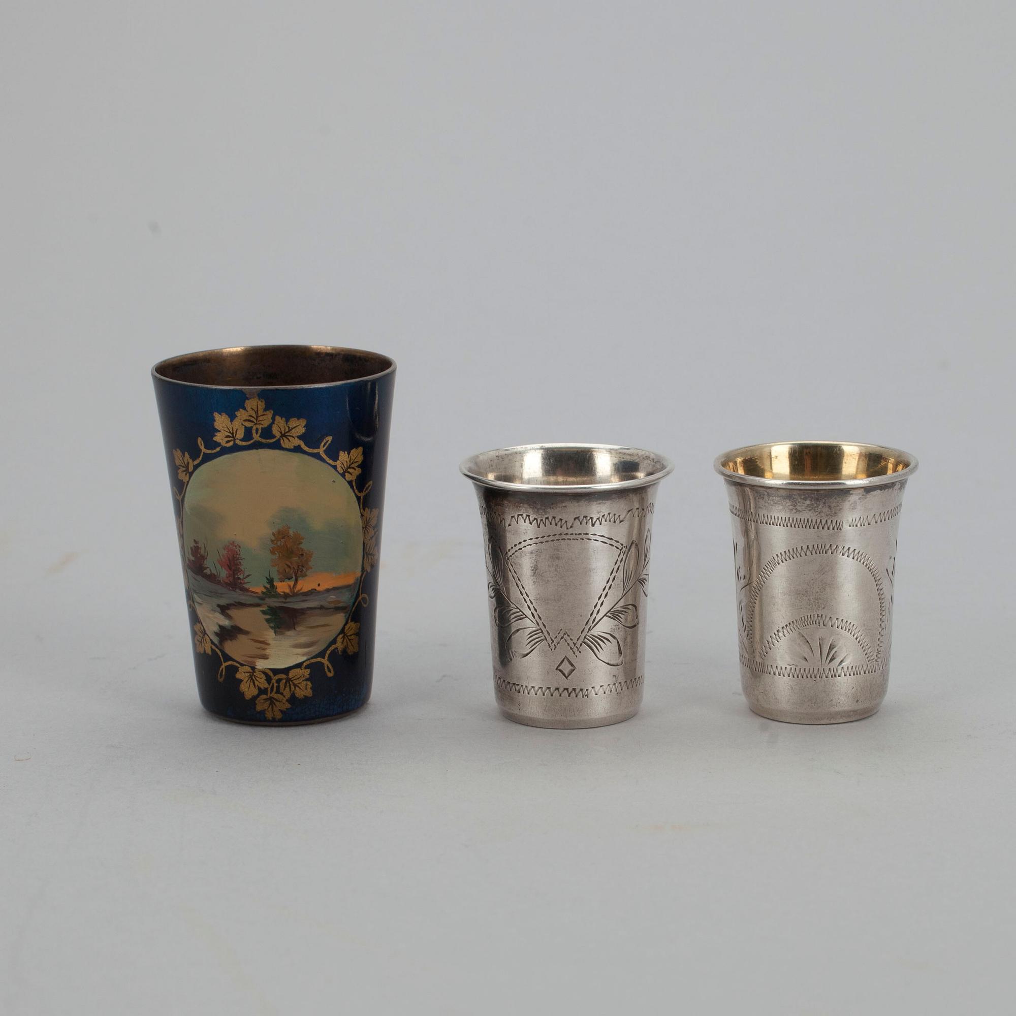 BÄGARE, 3 st, silver samt emalj, Ryssland 1899-1954. Tot. vikt 62,4 g.