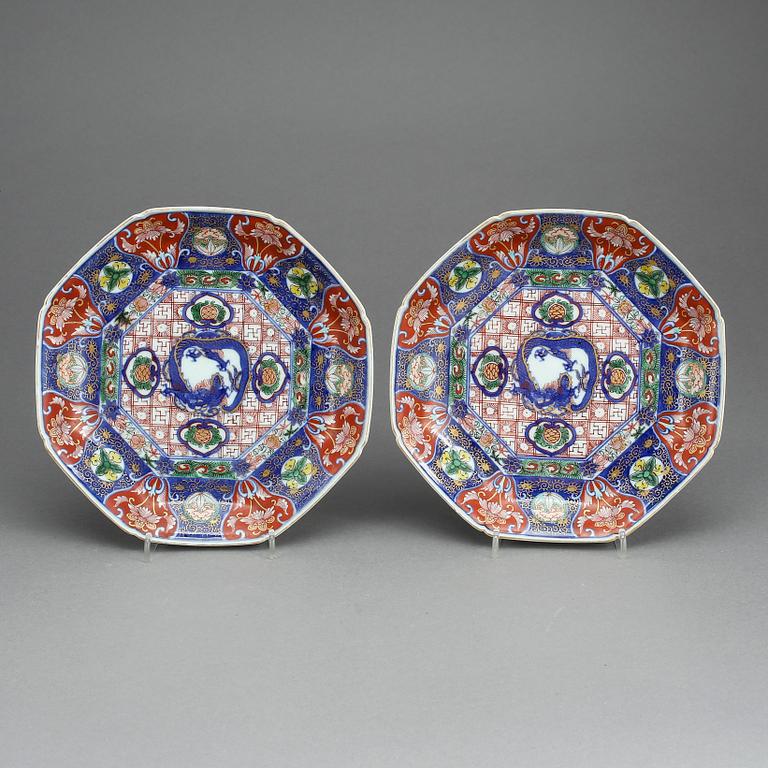 TALLRIKAR, ett par, porslin, Japan, 1900-tal.