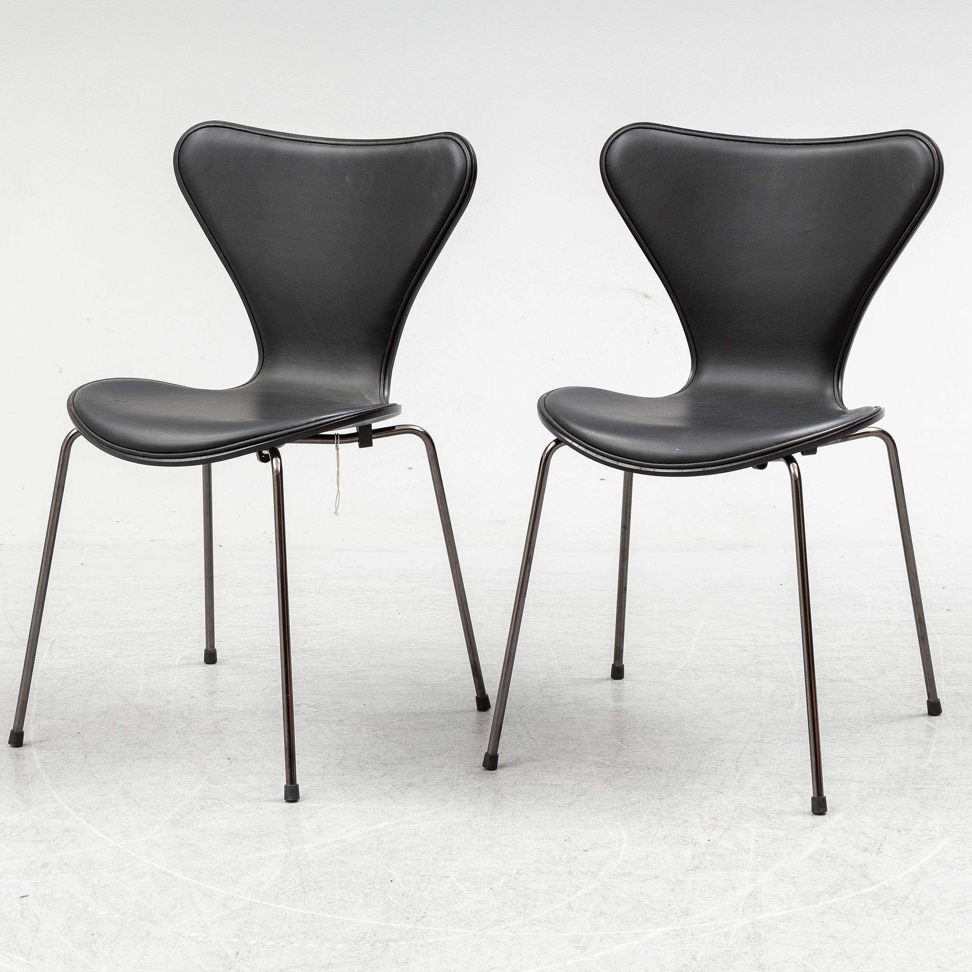 ARNE JACOBSEN, stolar, ett par, "Sjuan 3107 Black Edition" för Fritz Hansen, Danmark, 2016.