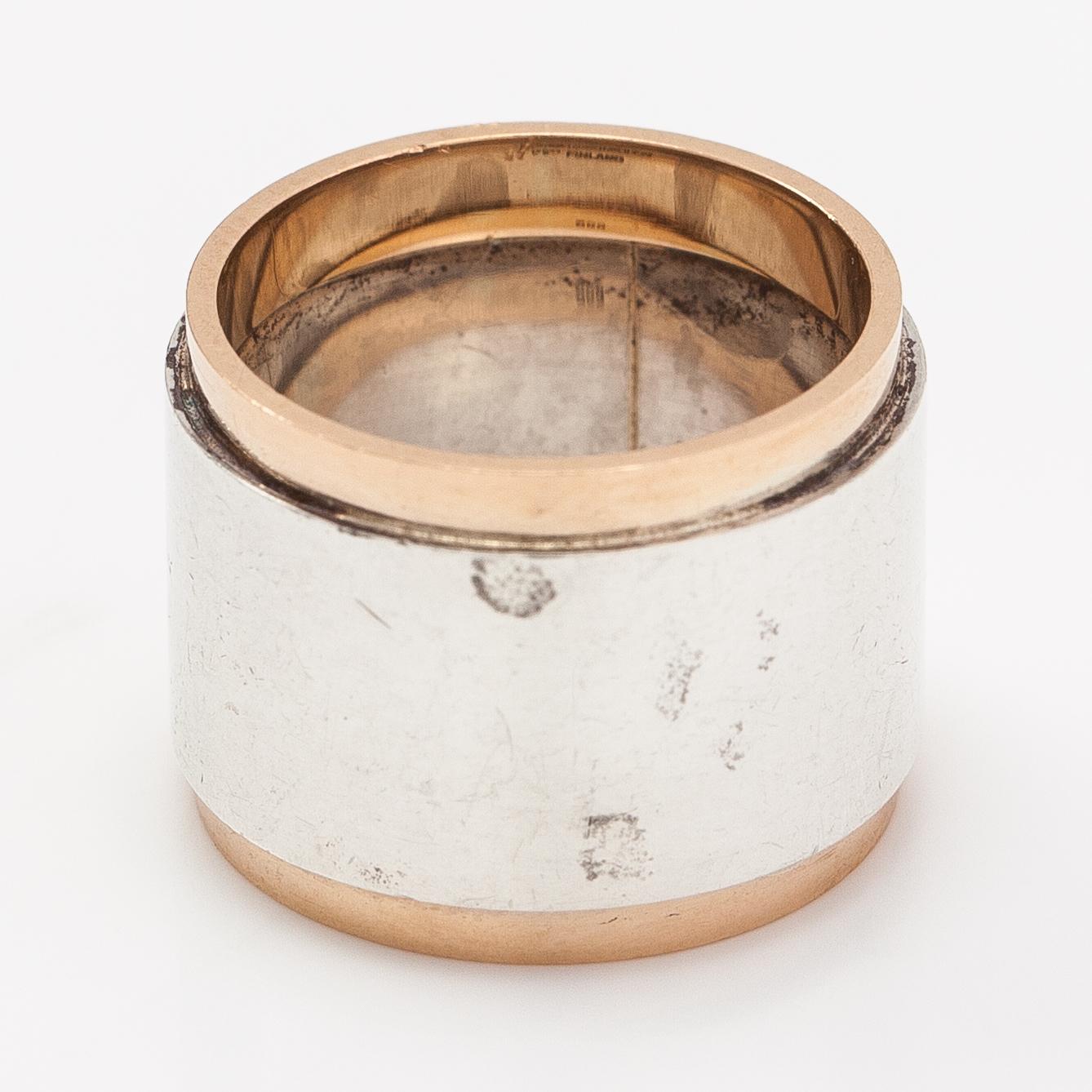 Pekka Piekäinen, ring, sterlingsilver och 14K guld. Auran kultaseppä. Åbo 1976.