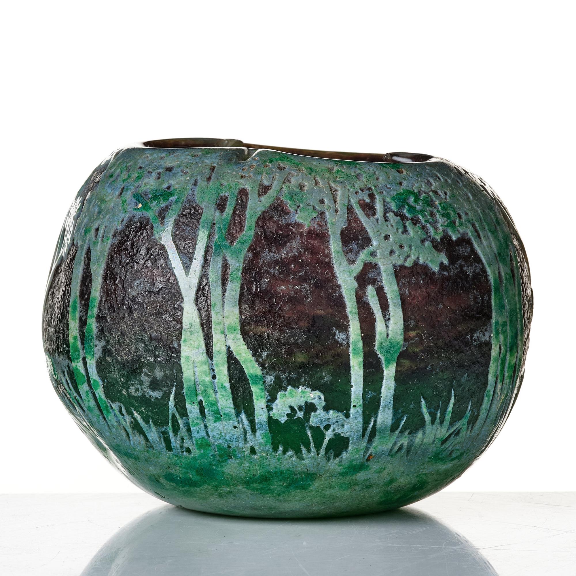 Daum, a cameo glass bowl, Nancy, early 1900's.